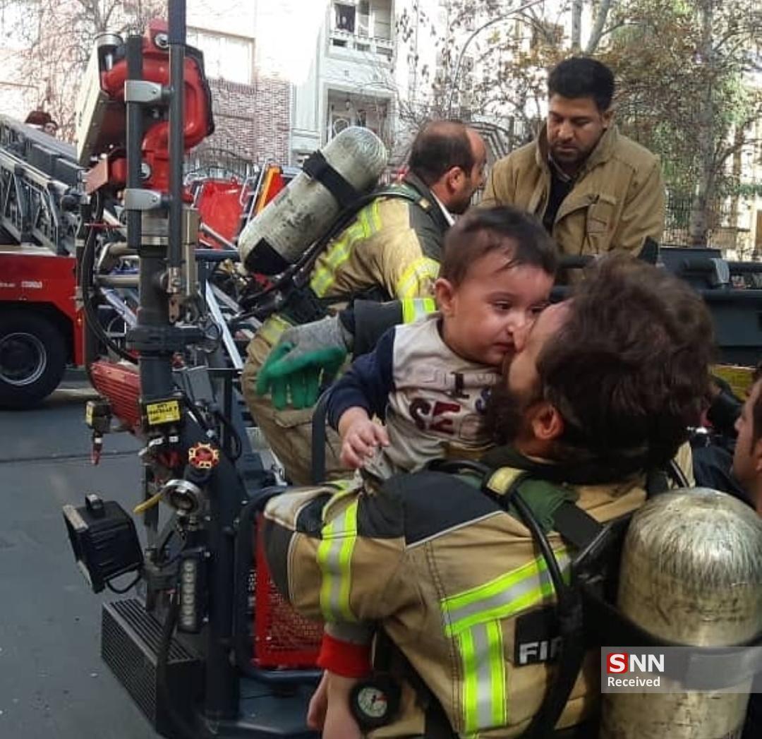 آتش سوزی در یک ساختمان 5 طبقه، مادر و کودک نجات یافتند