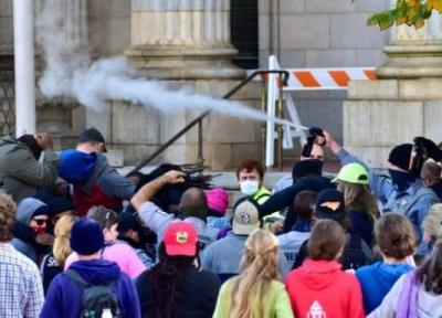 استفاده از گاز فلفل برای متفرق کردن مخالفان ترامپ در کارولینای شمالی